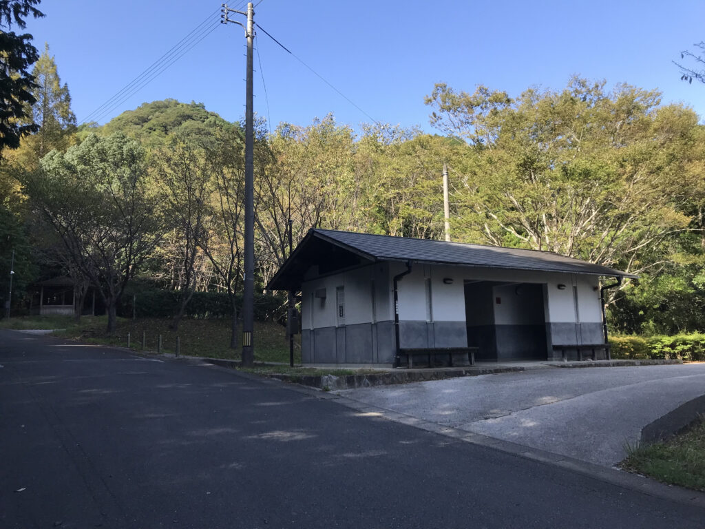 鴻ノ峰の登山口には駐車場とトイレがあります