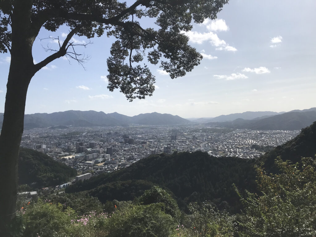 中腹からは山口市街地が見渡せます