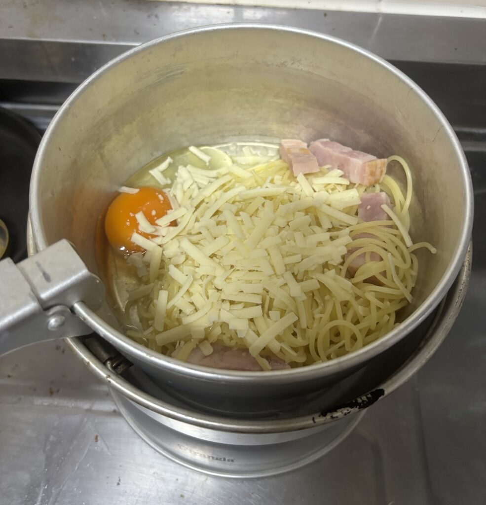 パスタに卵とチーズを入れる