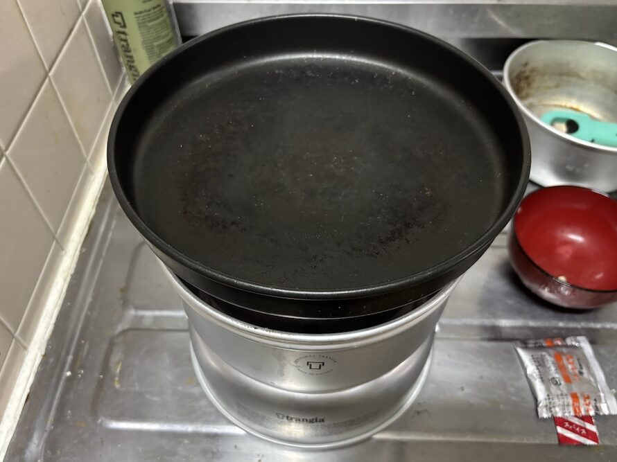 フライパンでソースパンに蓋をする