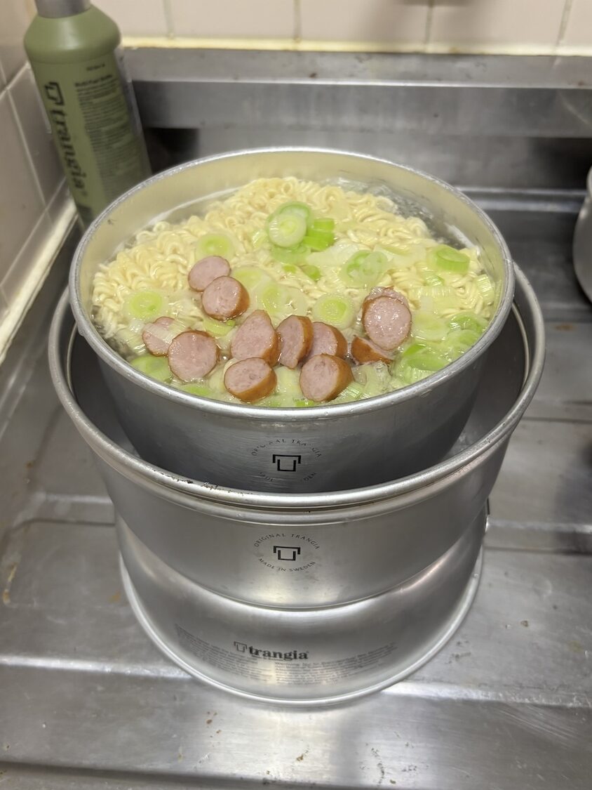 具材に火が通っているか、麺が茹で上がっているか確認する