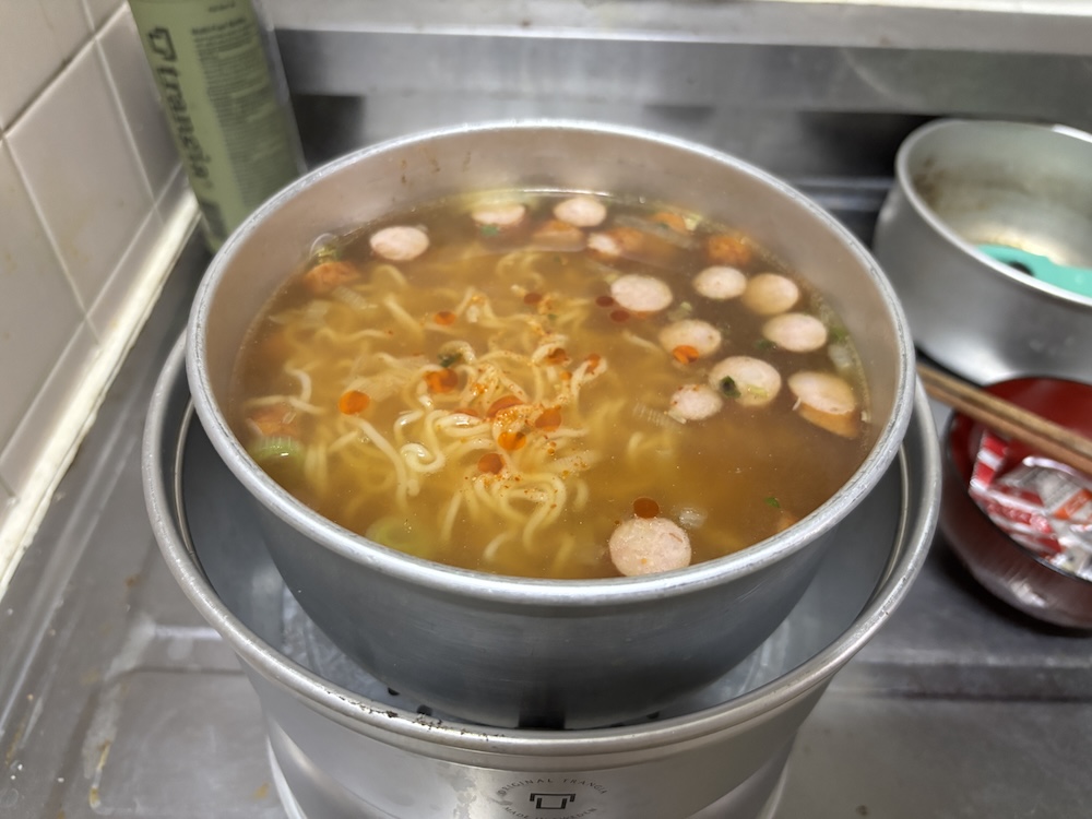 スープの素と香辛料を加える